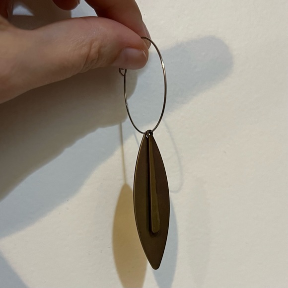 Lightweight brass teardrop hoop earrings - Picture 4 of 6